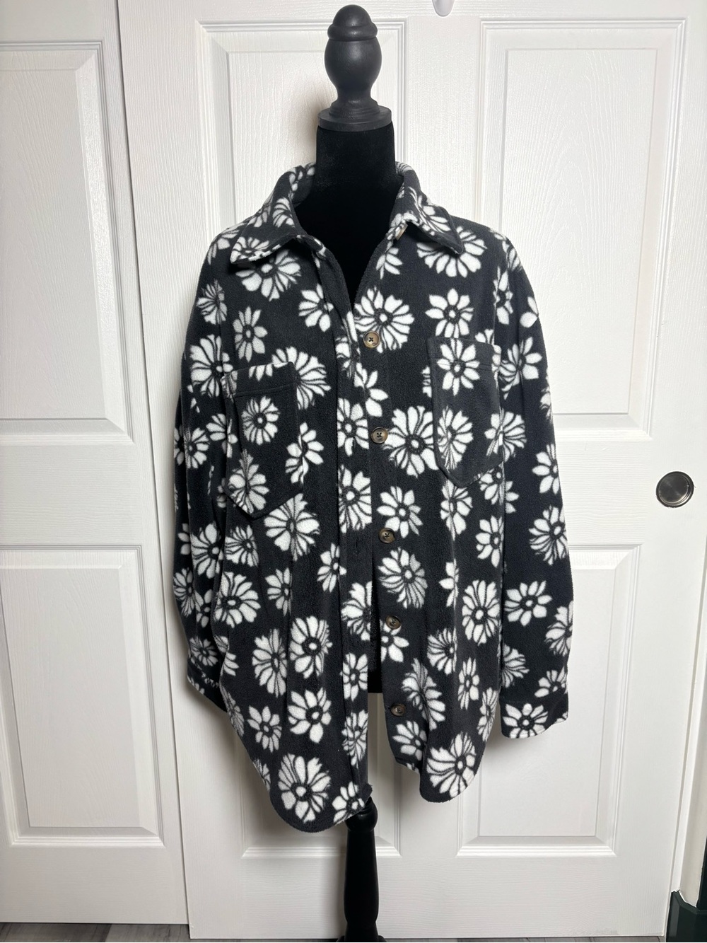 Billabong Black and White Floral Fleece Jacket Size Medium